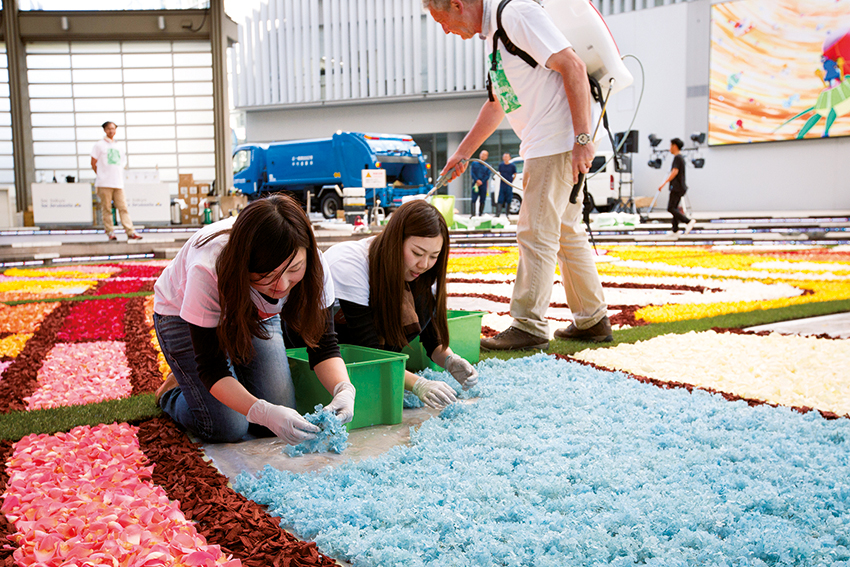 Twee vrouwen maken het Brusselse bloementapijt in Tokio